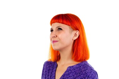 Kırmızı saçlı genç kadın