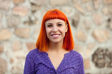 Kırmızı saçlı genç kadın