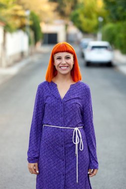 Kırmızı saçlı genç kadın