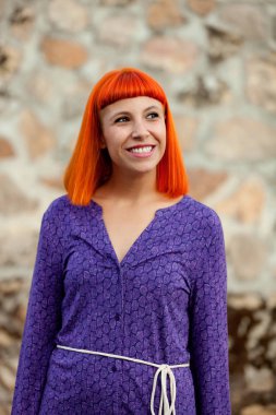 Kırmızı saçlı genç kadın