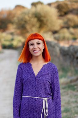 Kırmızı saçlı genç kadın