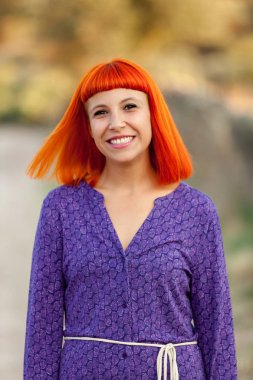 Kırmızı saçlı genç kadın