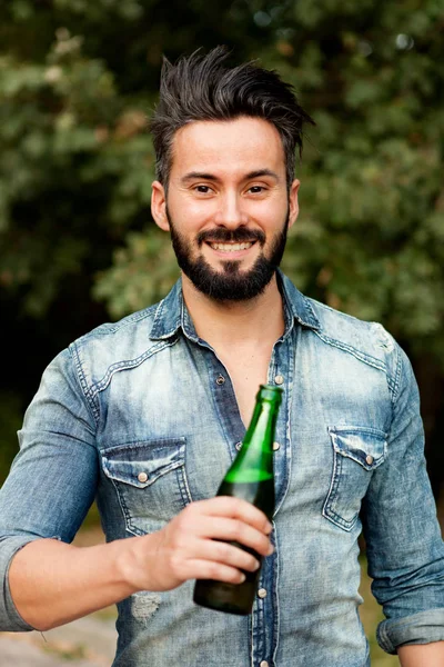 Jovem barbudo homem beber cerveja — Fotografia de Stock