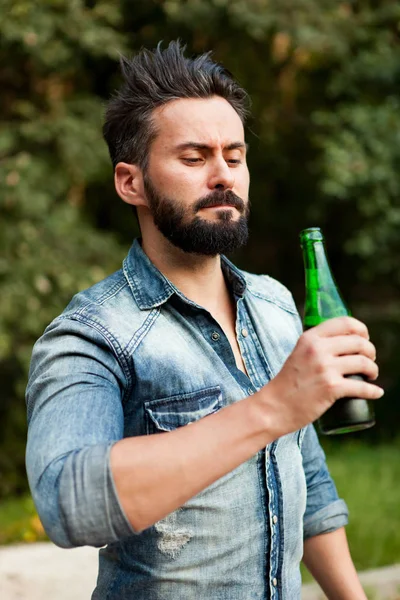 Jonge bebaarde man bier drinken — Stockfoto