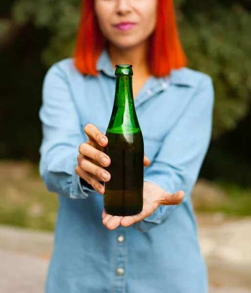 Γυναίκα με πράσινο μπουκάλι — Φωτογραφία Αρχείου