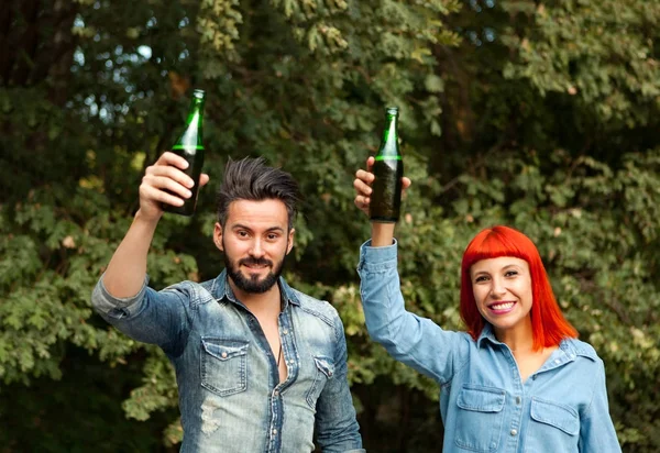 Casal feliz no parque — Fotografia de Stock