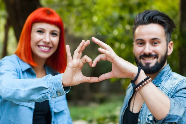 Happy couple in park — Stock Photo, Image