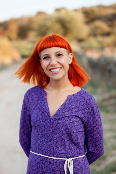 Kırmızı saçlı genç kadın