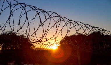 Dikenli Tel ile Çit