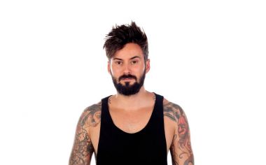 Yakışıklı sakallı adam.