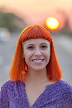 Kırmızı saçlı genç kadın
