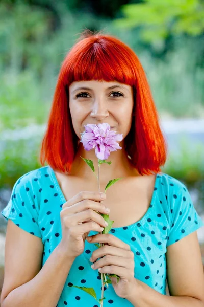 Ruiva jovem mulher com flor — Fotografia de Stock