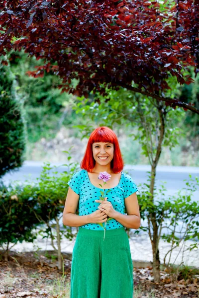 Ruiva jovem mulher com flor — Fotografia de Stock