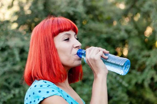 Junge Frau trinkt Wasser — Stockfoto