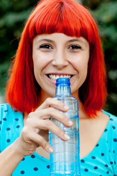 Su içen genç bir kadın — Stok fotoğraf