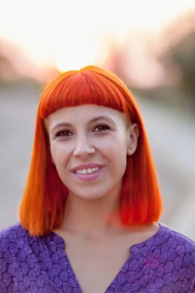 Kırmızı saçlı genç kadın