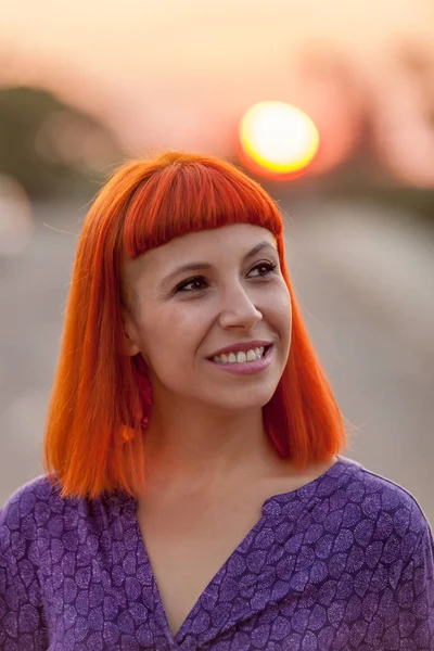Kırmızı saçlı genç kadın