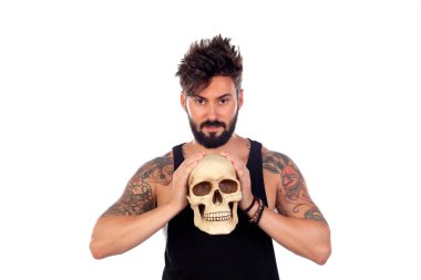 insan kafatası ile yakışıklı sakallı adam