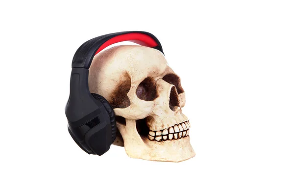 Gruseliger menschlicher Schädel mit Kopfhörern — Stockfoto