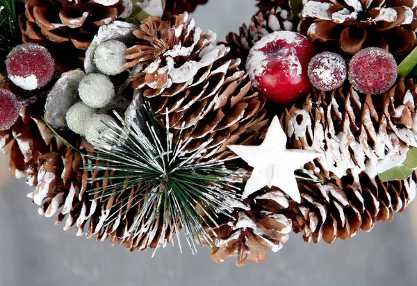 Рождественский венок из шишек — стоковое фото