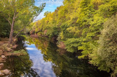 Nehir sessiz geçerli
