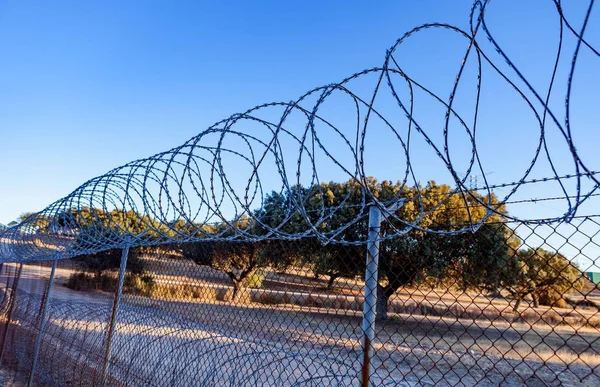 Dikenli Tel ile Çit