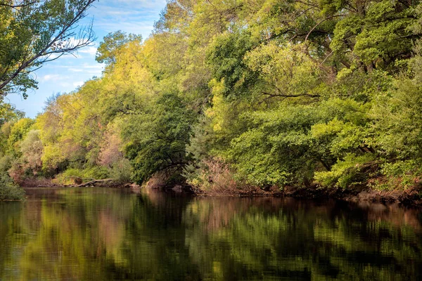 Rivière avec courant calme — Photo