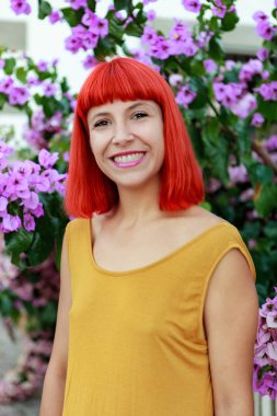 Kırmızı saçlı genç kadın