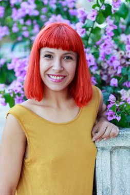 Kırmızı saçlı genç kadın