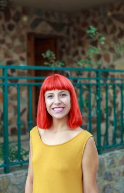 Kırmızı saçlı genç kadın