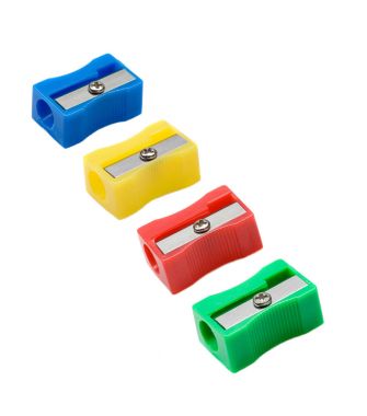 Beyaz arka plan üzerinde izole parlak kalem sharpeners kümesi