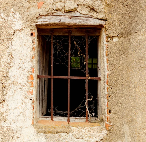 Janela Arruinada Casa Abandonada Com Grade Enferrujada — Fotografia de Stock