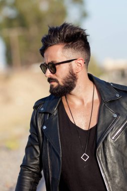 Yakışıklı genç adam.