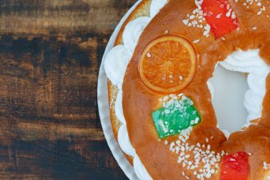  Rosca de reyes, ahşap masa üzerinde İsa'nın Doğuşu kutlamak için geleneksel İspanyol tatlı 
