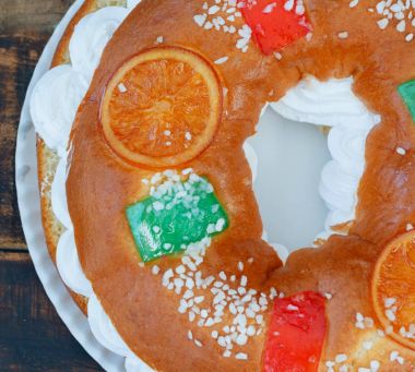  Rosca de reyes, ahşap masa üzerinde İsa'nın Doğuşu kutlamak için geleneksel İspanyol tatlı 