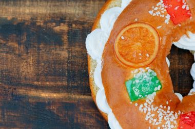  Rosca de reyes, ahşap masa üzerinde İsa'nın Doğuşu kutlamak için geleneksel İspanyol tatlı 
