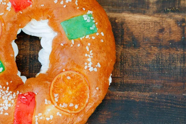 Rosca Reyes Sobremesa Tradicional Espanhola Para Celebrar Epifania Mesa Madeira — Fotografia de Stock