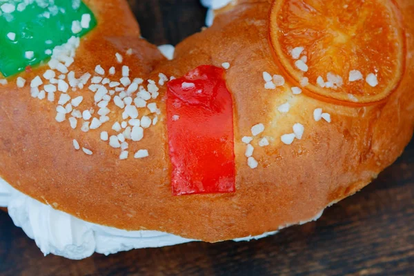Rosca Reyes Sobremesa Tradicional Espanhola Para Celebrar Epifania Mesa Madeira — Fotografia de Stock