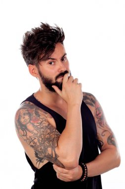 dövmeli yakışıklı genç