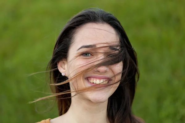 Krásná mladá žena se směje — Stock fotografie
