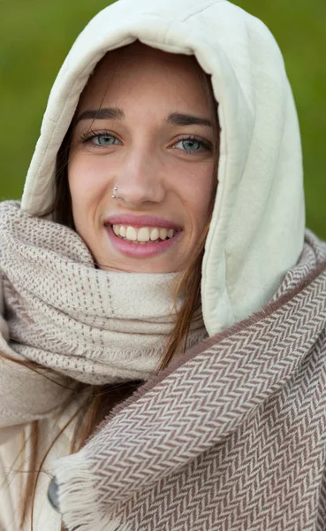 フードと公園でスカーフが守られた幸せな 代の少女 — ストック写真