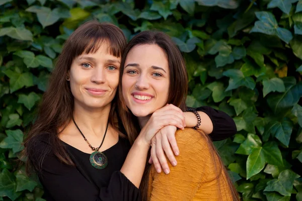 Dos hermanas felices en el parque — Foto de Stock