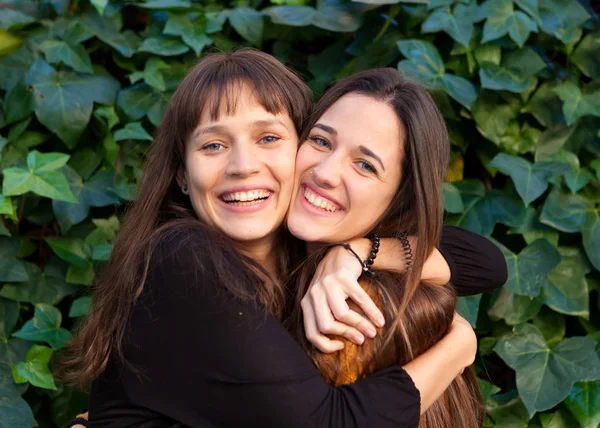 Δύο αδελφές ευτυχισμένος στο πάρκο — Φωτογραφία Αρχείου