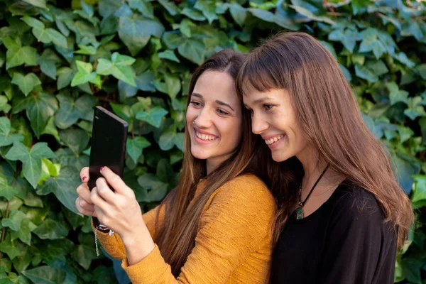 Outdoor Portrait Two Happy Sisters Relaxing Park Taking Selfie — Stock Photo, Image