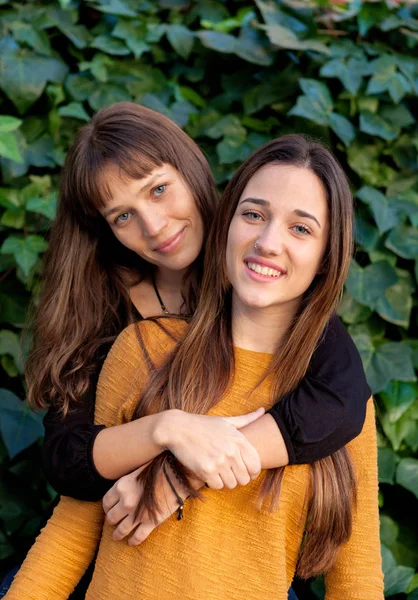 Due sorelle felici nel parco — Foto Stock