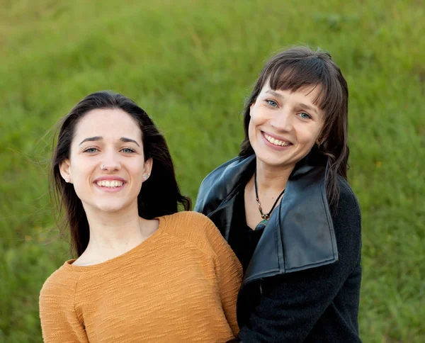 Dvě šťastné sestry v parku — Stock fotografie