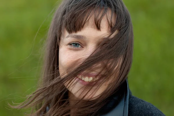 Beautiful young woman laughing — Stock Photo, Image