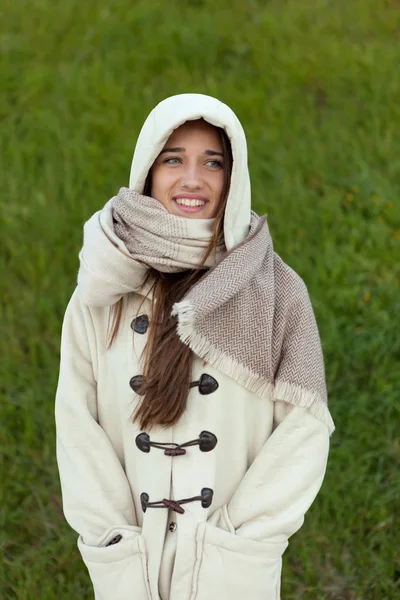 フードと公園でスカーフが守られた幸せな 代の少女 — ストック写真