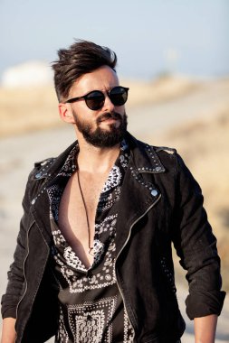 Yakışıklı genç adam.