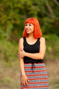  Kızıl saçlı kadın ormanda